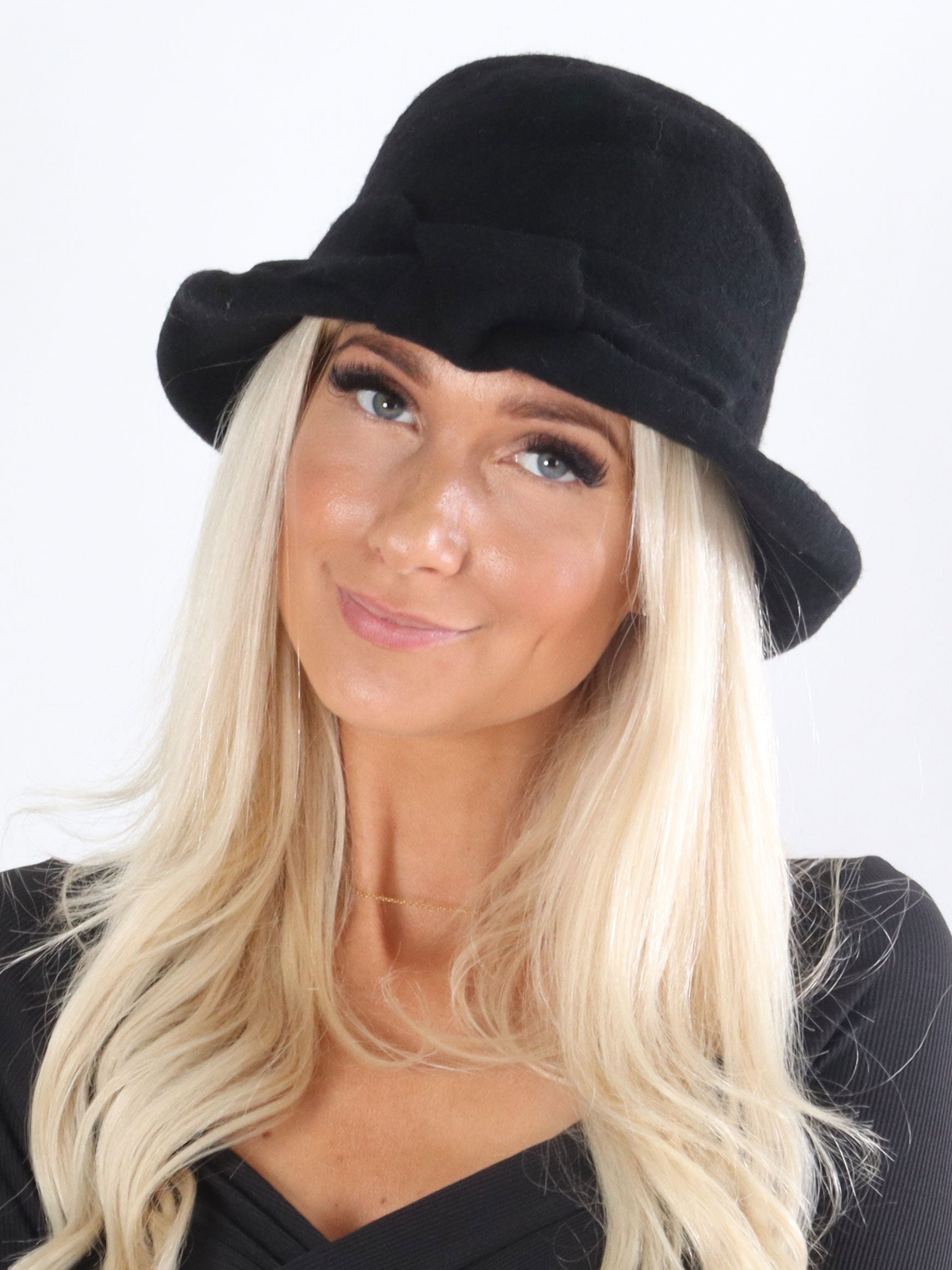 Eva - Sød beigefarvet hat med sløjfe